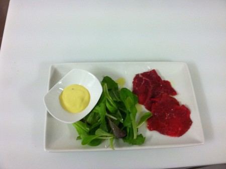 Carpaccio di manzo danese, servito con mesculin salad e salsa djon